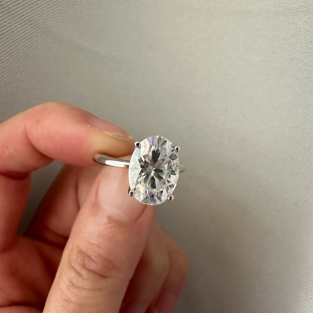 BRAND NEW 3Ct Oval Cut Moissanite Ring Size 8US - PASSES DIAMOND TESTER! - Picture 3 of 4